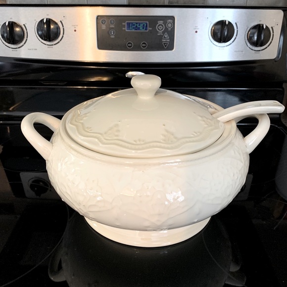 Soup tureen